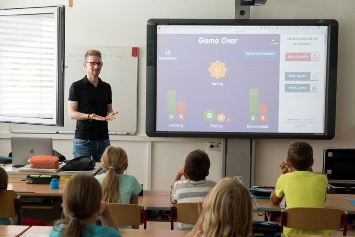 teacher-3765909_960_720-696x465
